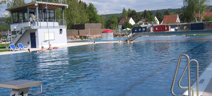 Das wahre Problem mit Flüchtlingen in Schwimmbädern sei, dass diese nicht schwimmen könnten. Foto: Immanuel Giel / wikimedia (gemeinfrei)