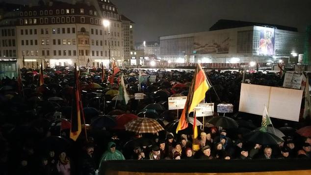 Pegida am 22. Feb 2016 bei Regen auf dem Neumarkt in Dresden.