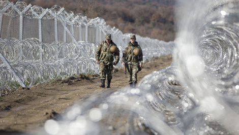 Die mazedonisch-griechische Grenze wurde zuletzt zu einem Bollwerk ausgebaut. (Bild: Associated Press)