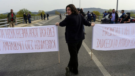 Idomeni: Bürger sperren Zufahrt zu Flüchtlingscamp (Bild: APA/AFP/Bulent Kilic)