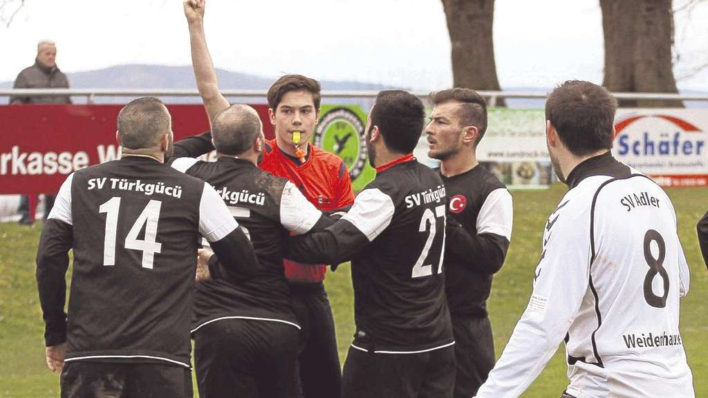 Kurz vor dem Spielabbruch: Vier Türkgücü-Spieler bedrängen Schiedsrichter Tobias Lecke, Michael Friedrich (Nummer 8) beobachtet die Situation kurz vor der Eskalation. Foto: Konklowsky