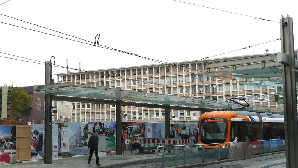 Die Straßenbahnhaltestelle am Berliner Platz.