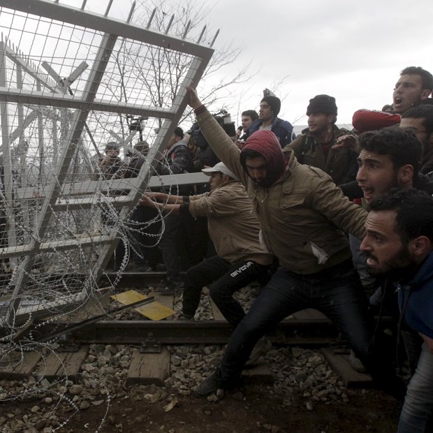 Flüchtlinge stürmen Grenze