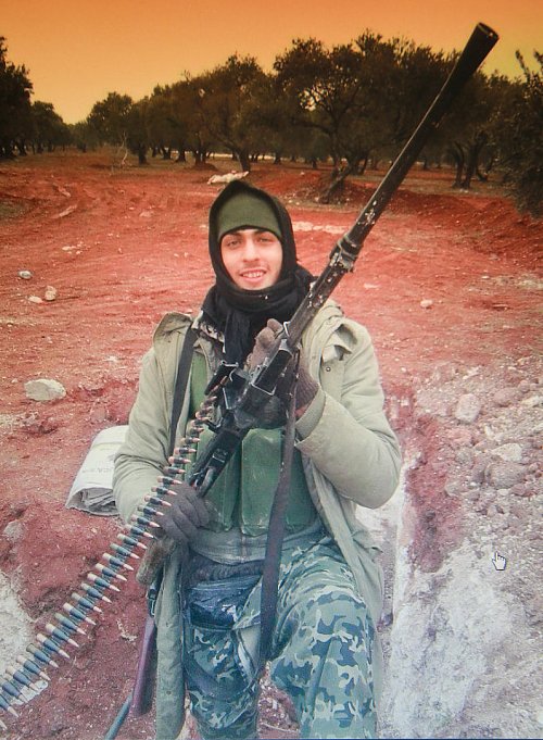 2014 posierte Tarik S. auf Facebook-Fotos noch offen mit schweren Waffen. Er galt als Werbestar der IS-Dschihadisten. - © Repro: Wolfgang Rudolf
