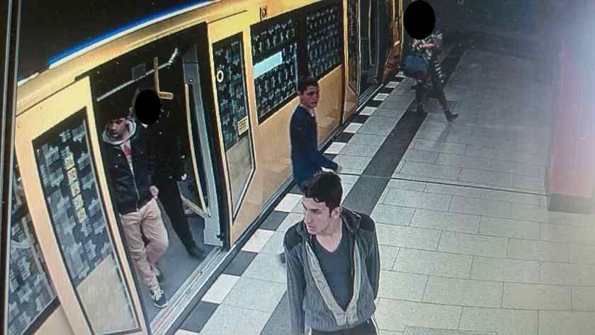 Hier steigen die drei jungen Kerle aus der U-Bahn, gleich überfallen sie die Frau