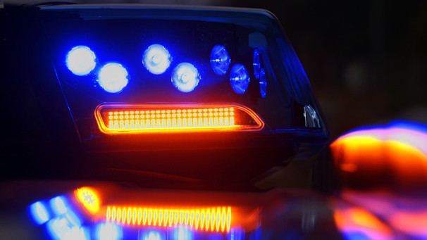 Symbolbild: Polizeieinsatz bei Nacht, Blaulicht | Bild: picture-alliance/dpa