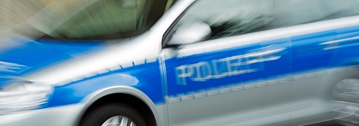 Ein Polizeifahrzeug steht vor dem Polizeirevier "Polizeidirektion Dresden" in Dresden (mit Zoomeffekt)